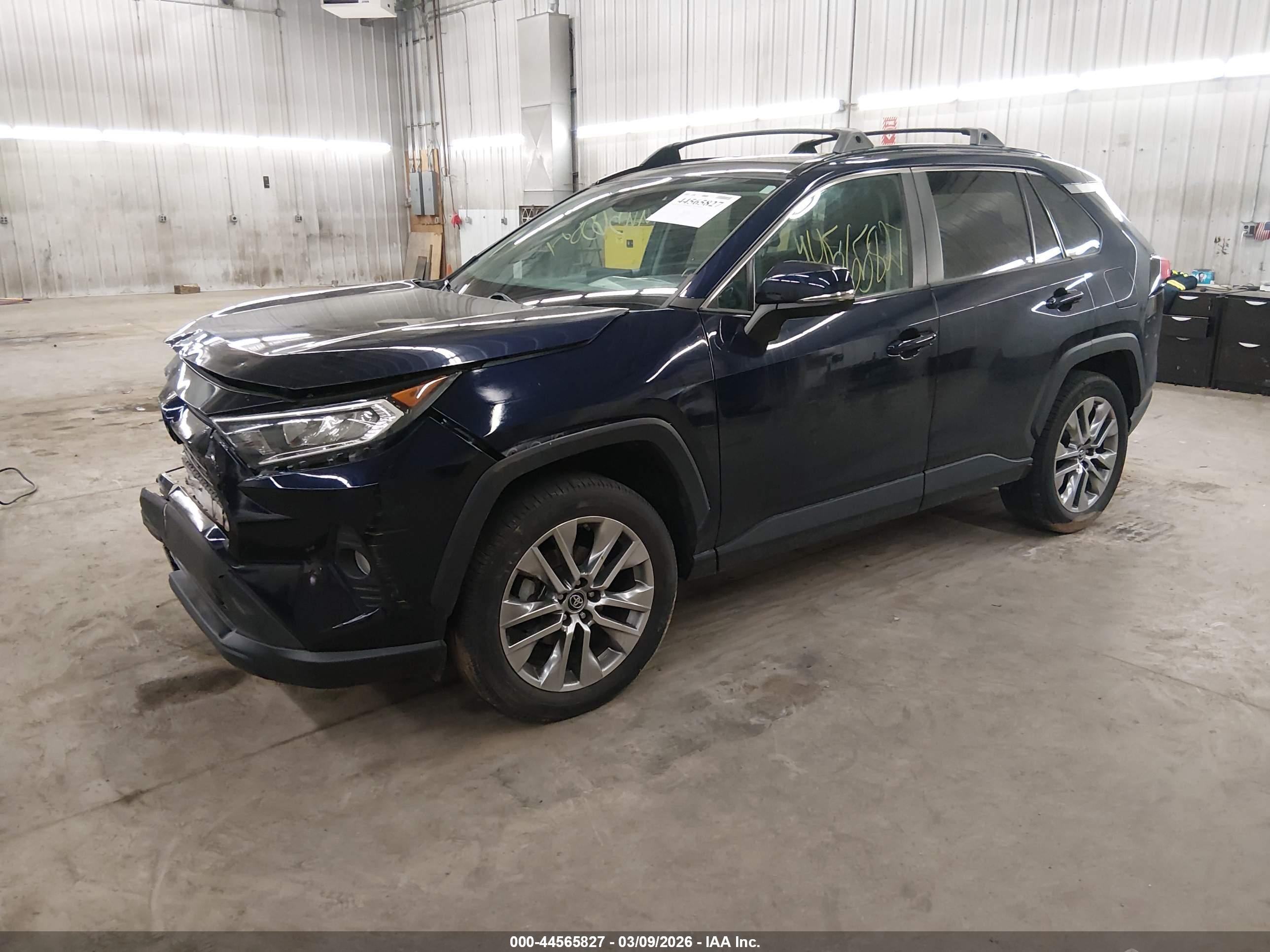 2019 TOYOTA RAV 4 — VIN 2T3C1RFV3KC014220 — photo 2